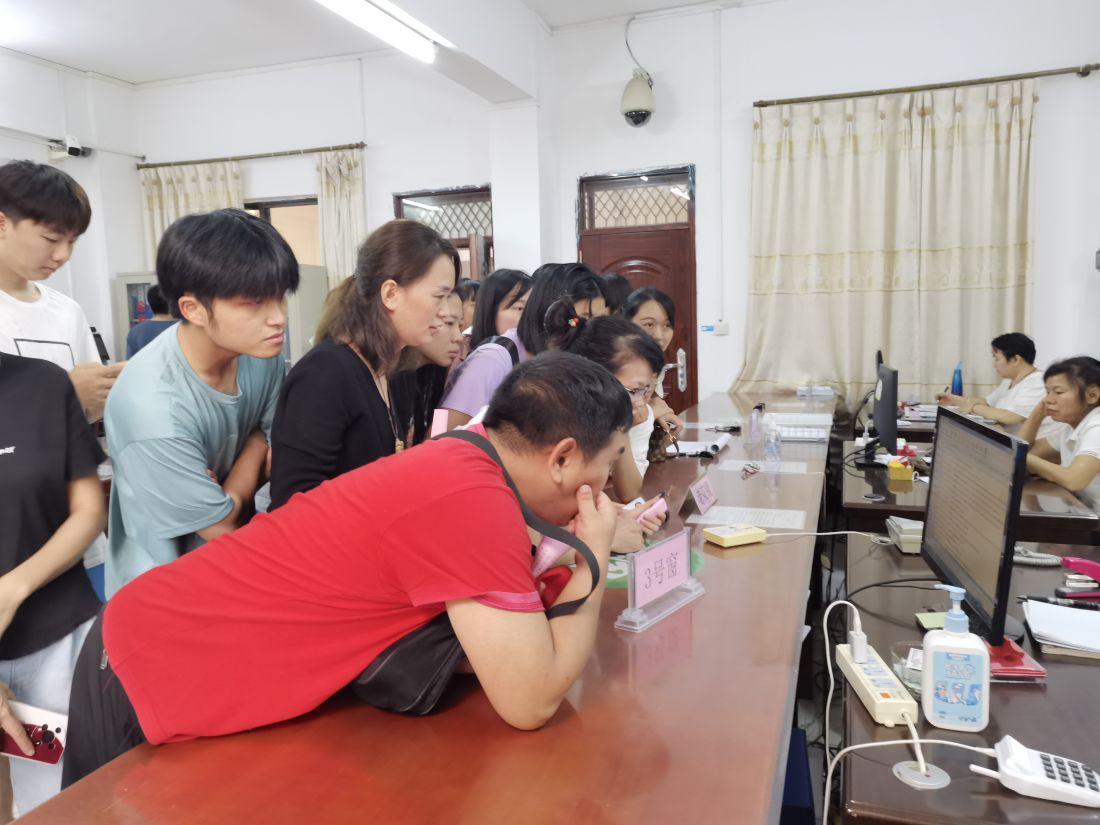 市民在体验“刷身份证一键查档”功能.jpg
