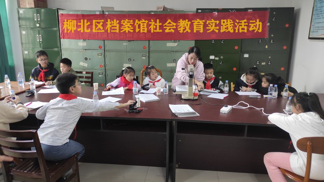 档案馆工作人员演示如何给档案打孔.jpg