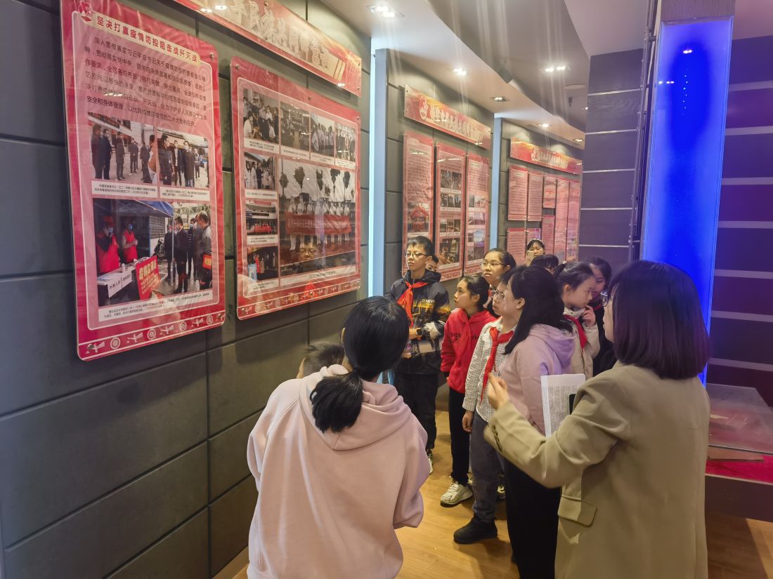 学生及家长参观柳北区陈列馆.jpg