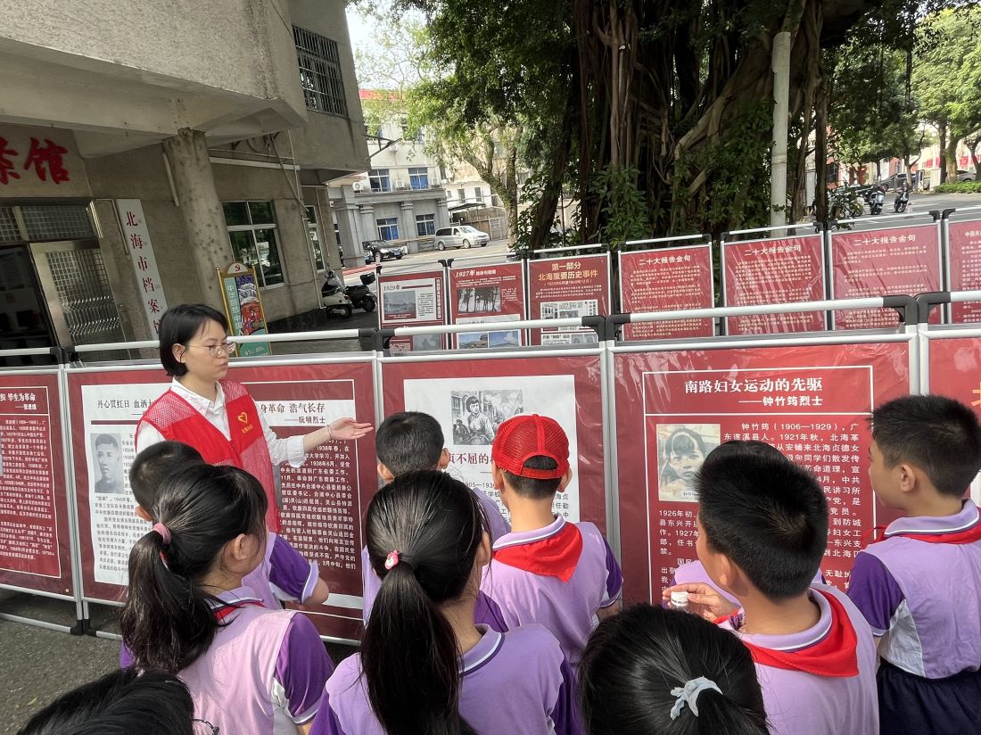 市档案馆党史教育志愿者向同学们讲述党史故事-牛佳琳摄.jpg