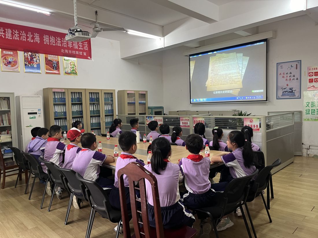 同学们观看档案文化宣传片-牛佳琳摄.jpg