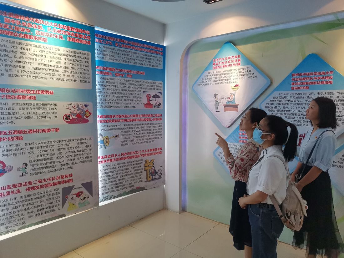 图1：海城区档案馆党员干部观看展览.jpg