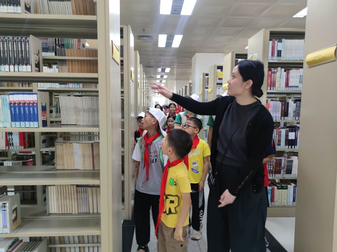 参观广西大学图书馆.jpg