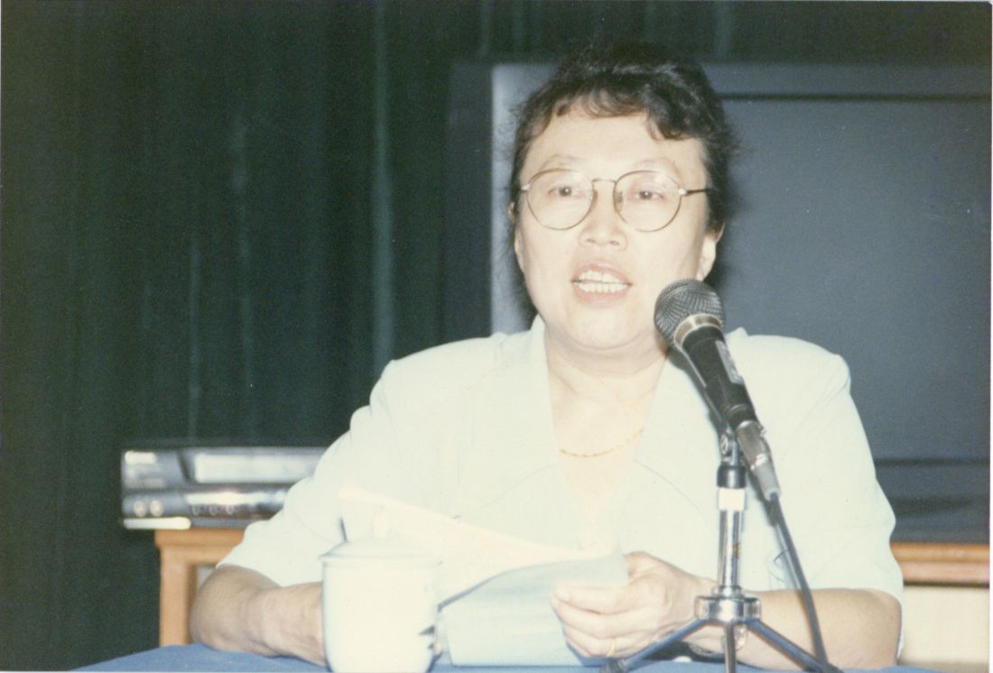 1995年全区重点工程档案工作经验交流会，平果铝业档案处处长殷惠芳发言。.jpg