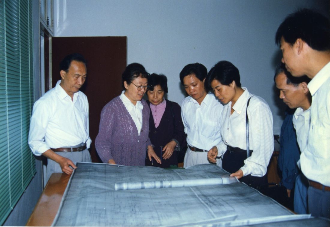 全区重点工程档案工作经验交流会代表们参观平果铝业公司科技档案处.jpg