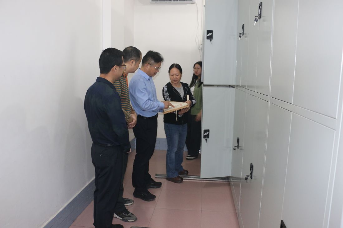 张联松了解馆藏档案保管情况.jpg