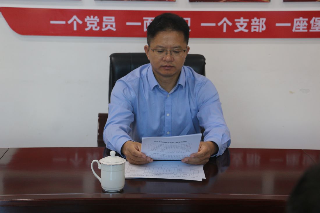 张联松听取市档案馆近年来工作报告.jpg
