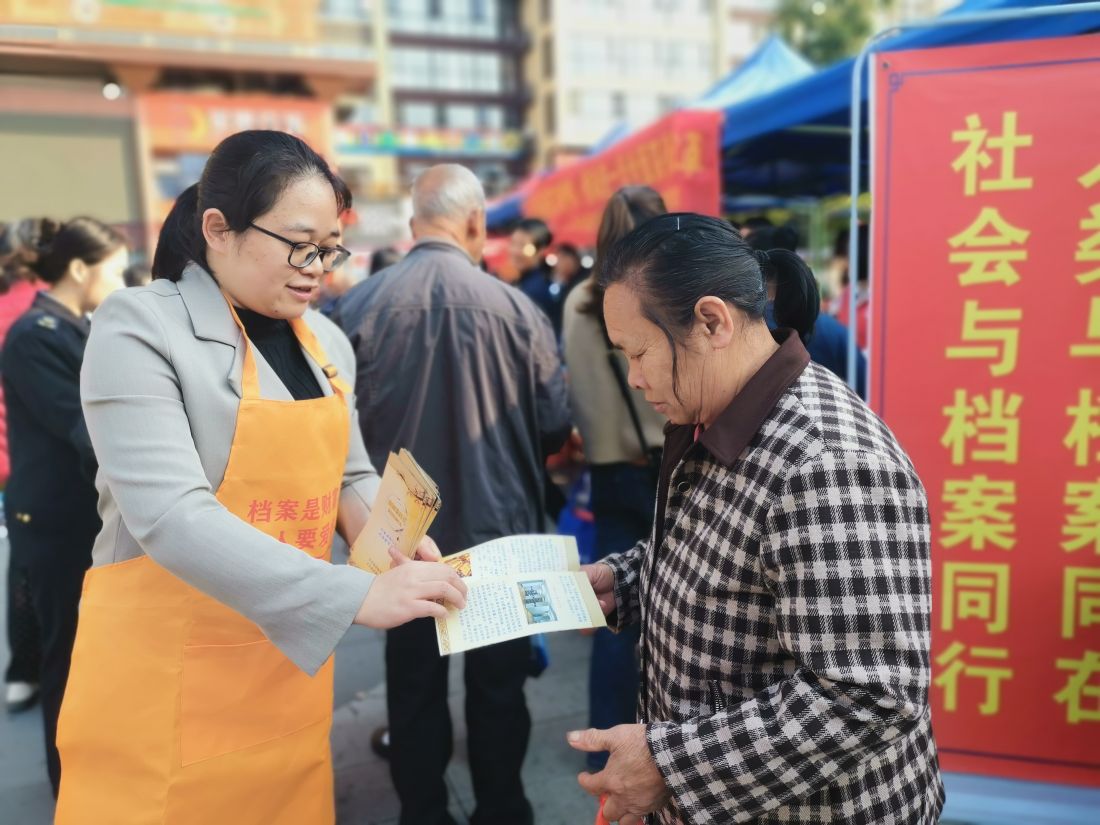 给群众发放宣传单.jpg