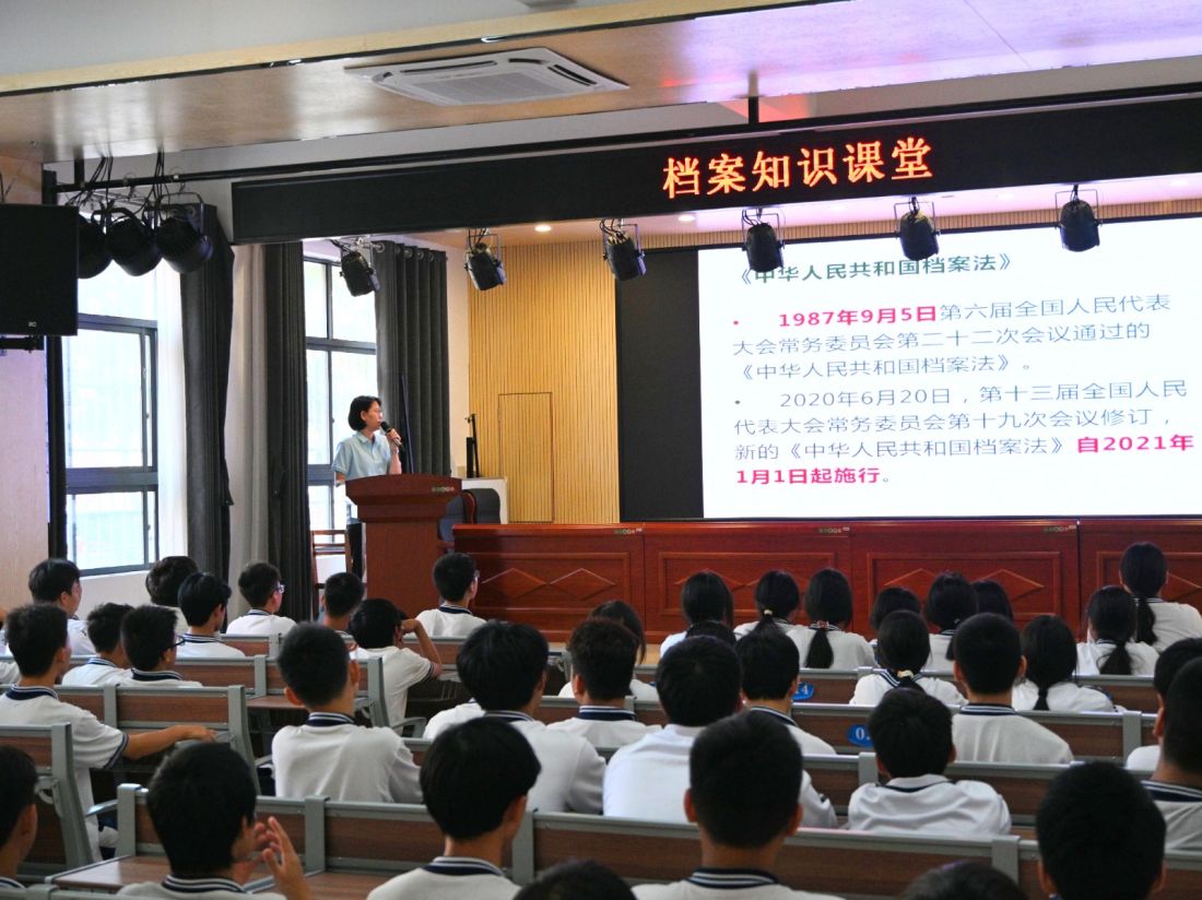 市档案馆工作人员向同学们介绍档案知识及相关法律法规.jpg