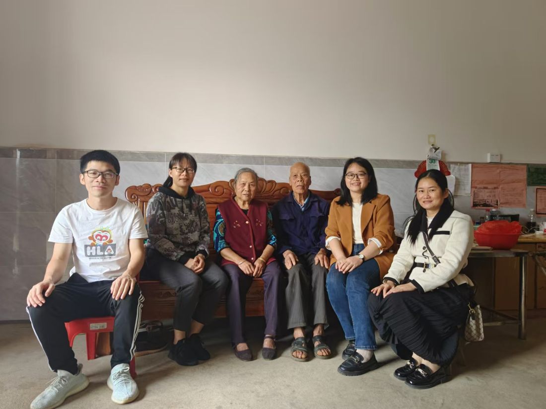 档案征集工作人员与抗美援朝老兵合影.jpg