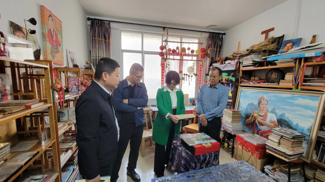 2、2024年3月12日，广西壮族自治区档案馆蒋宏灵副馆长带队到刘三姐文化研究学者、刘三姐文化印象博物馆负责人家中征集档案史料.jpg
