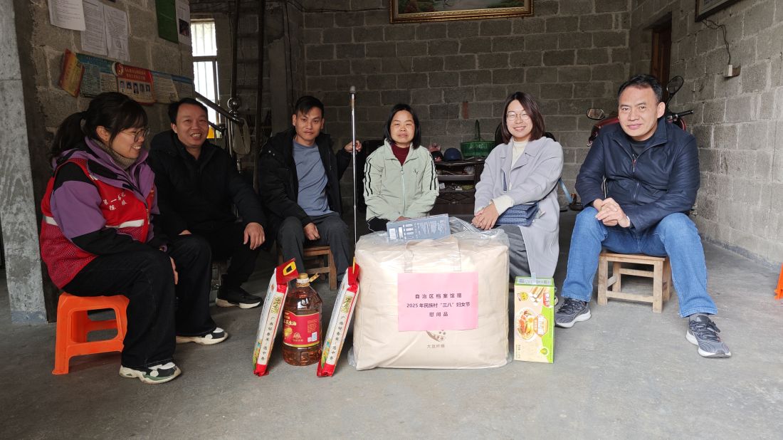 民族村慰问.jpg