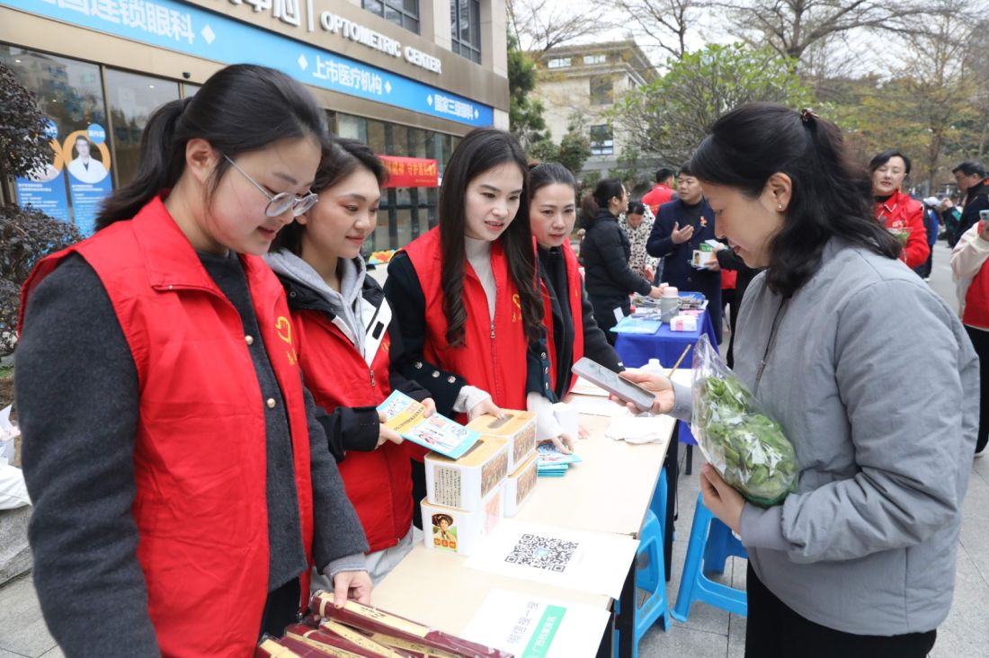 组织妇女同志参加志愿服务活动，宣传《档案法》《档案法实施条例》2.jpg