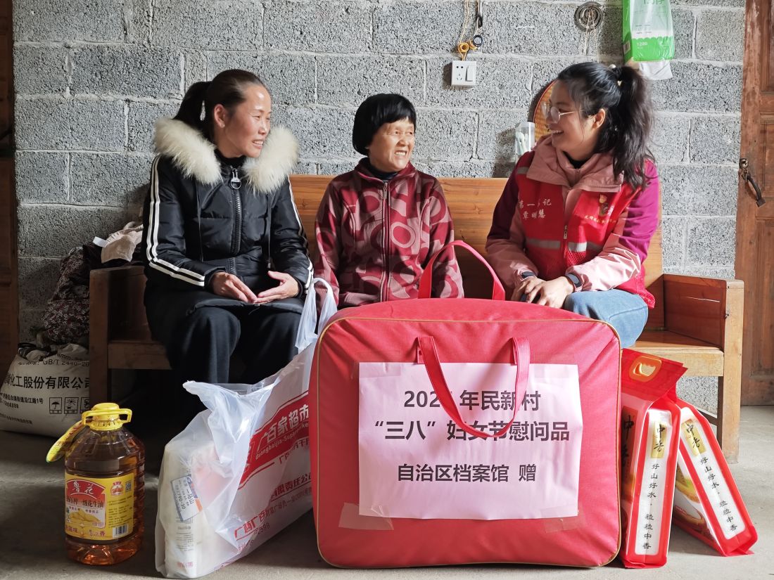 民新村慰问.jpg