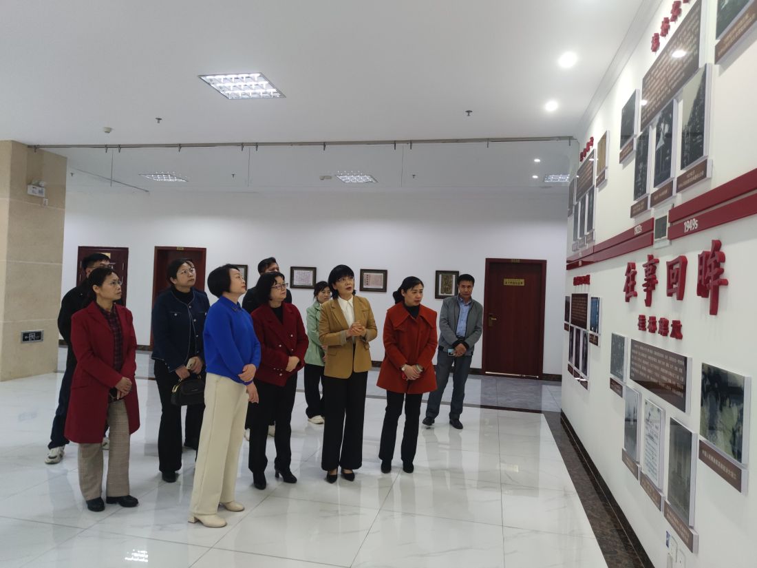 2.参观桂林市档案馆展厅.jpg