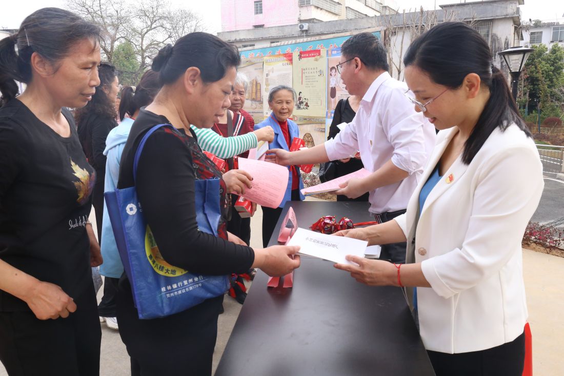 图为：2025年3月27日，贺州市平桂区档案馆开展档案文化进社区活动。图为平桂区档案馆馆长周林同志向群众发放宣传资料。.JPG