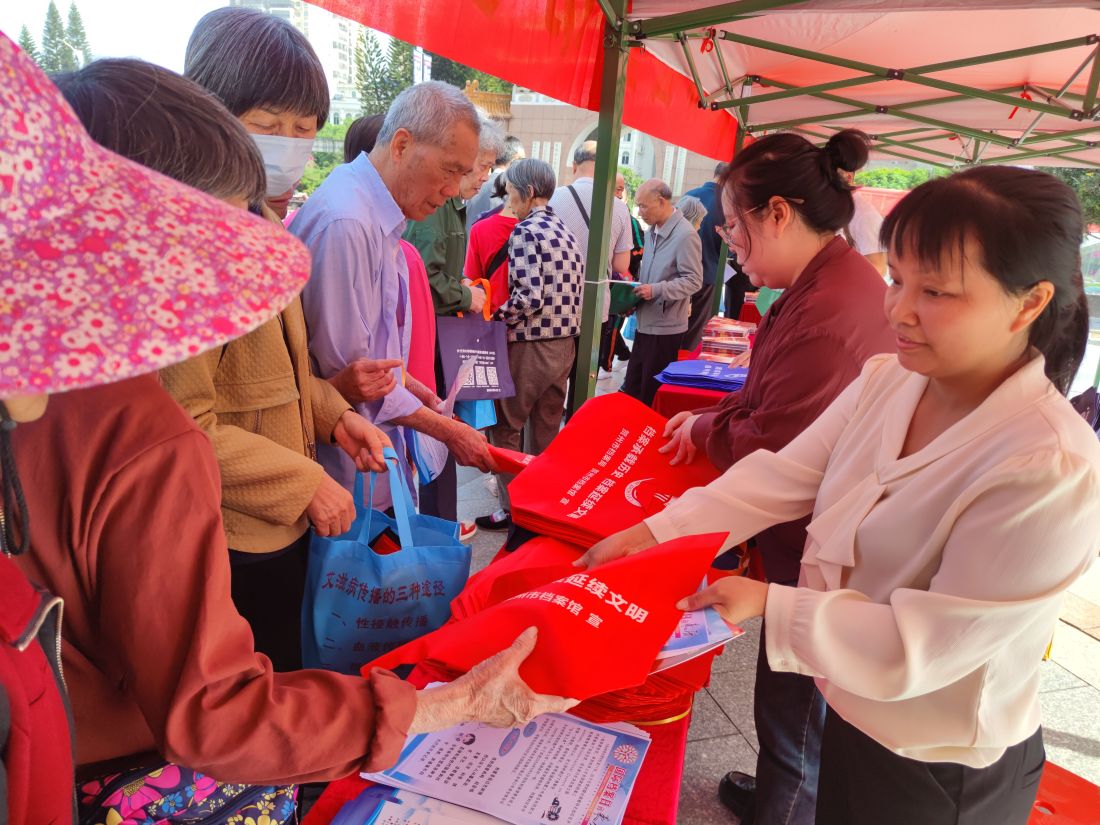 2025年4月15日，贺州市档案馆在灵峰广场开展2025年全民国家安全日宣传活动。.jpg