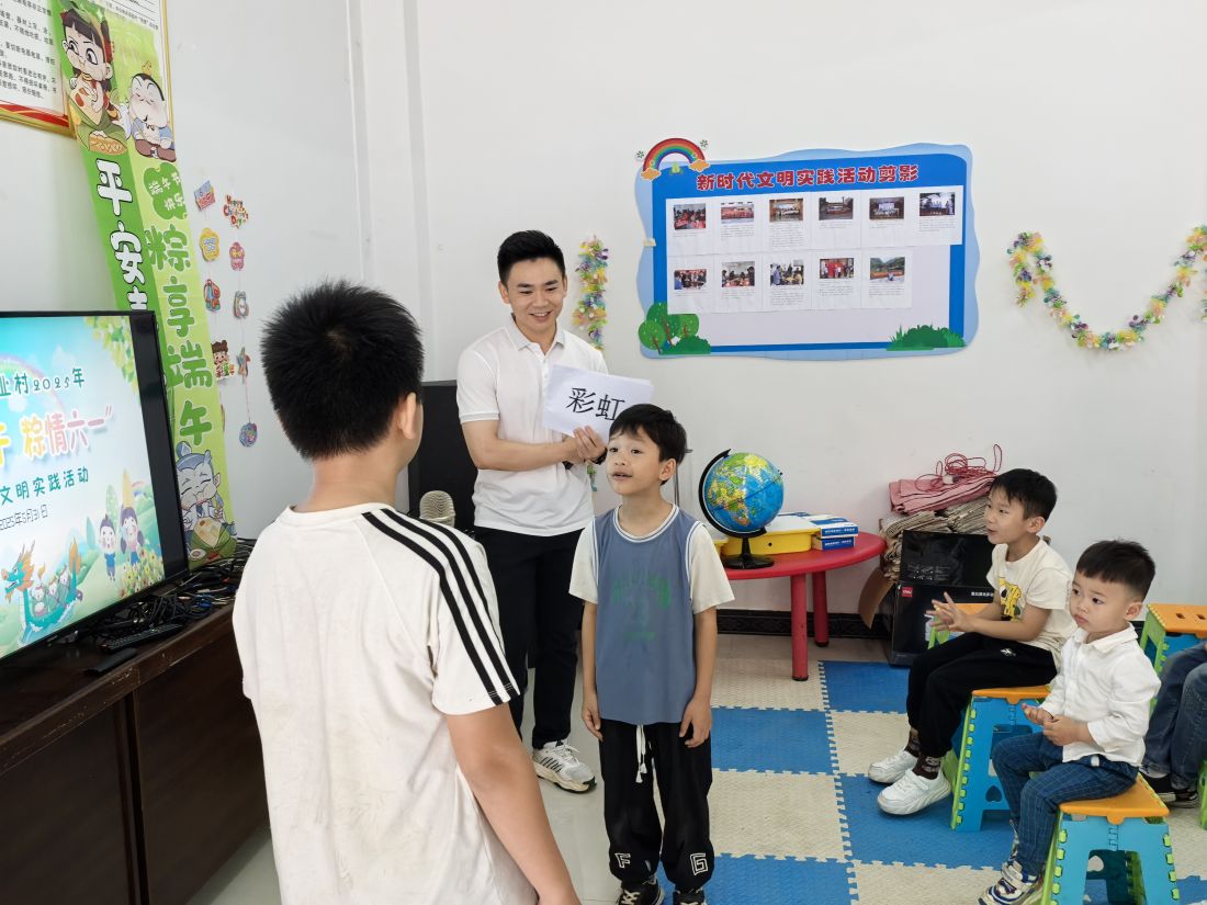 3.孩子们尽情享受游戏的快乐（拍摄者韦乐）.jpg