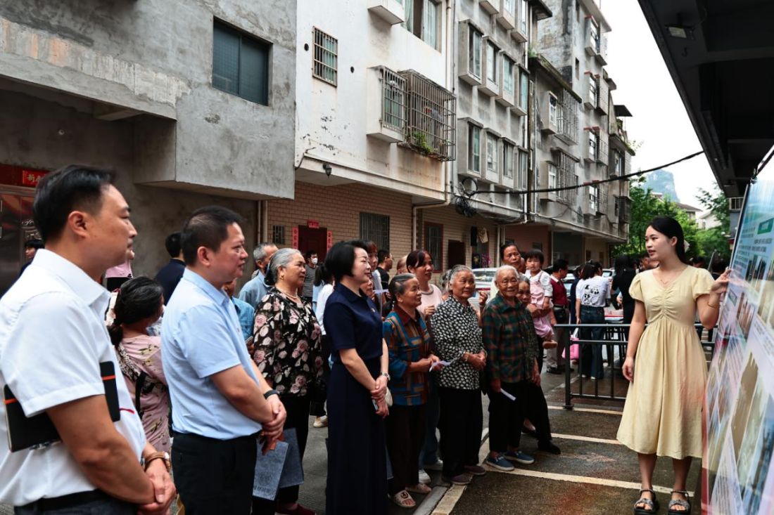 市民在聆听讲解员介绍展板内容.jpg