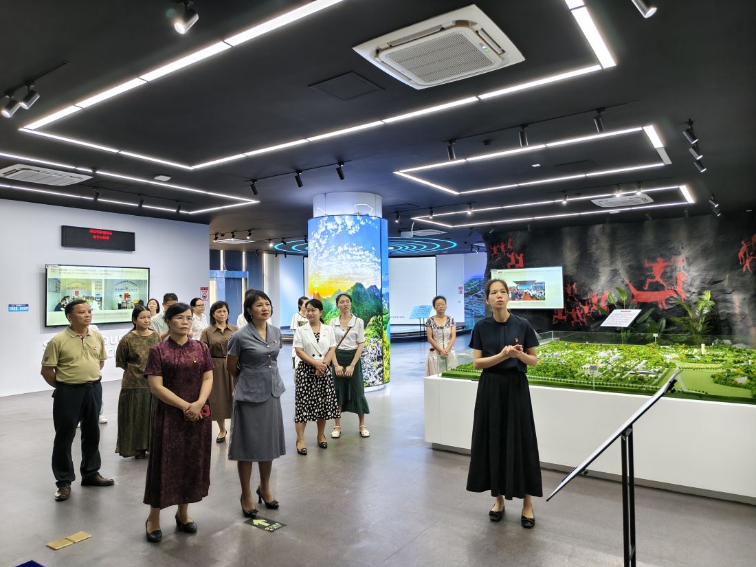 1.图为崇左·东盟友好交往成果展现场、讲解现场.jpg