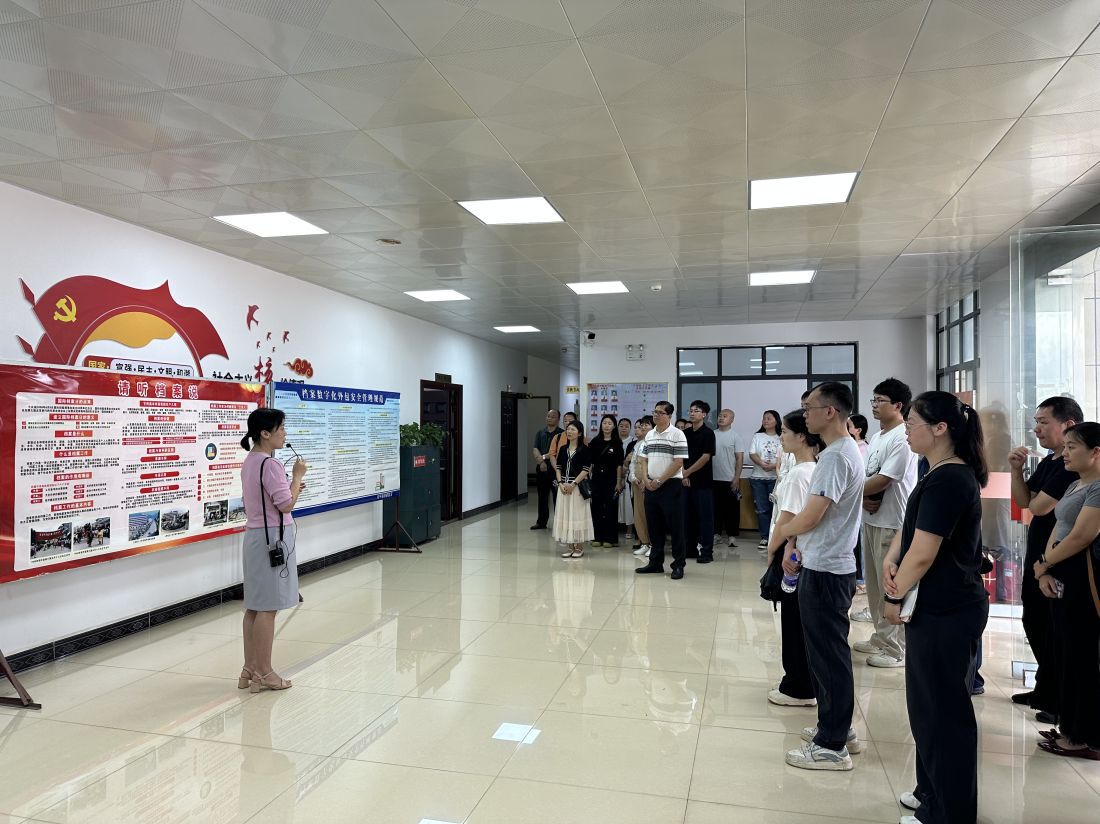2.昭平县档案馆馆长李娜同志向参训人员宣传档案相关法律法规及县档案馆工作成果.jpg