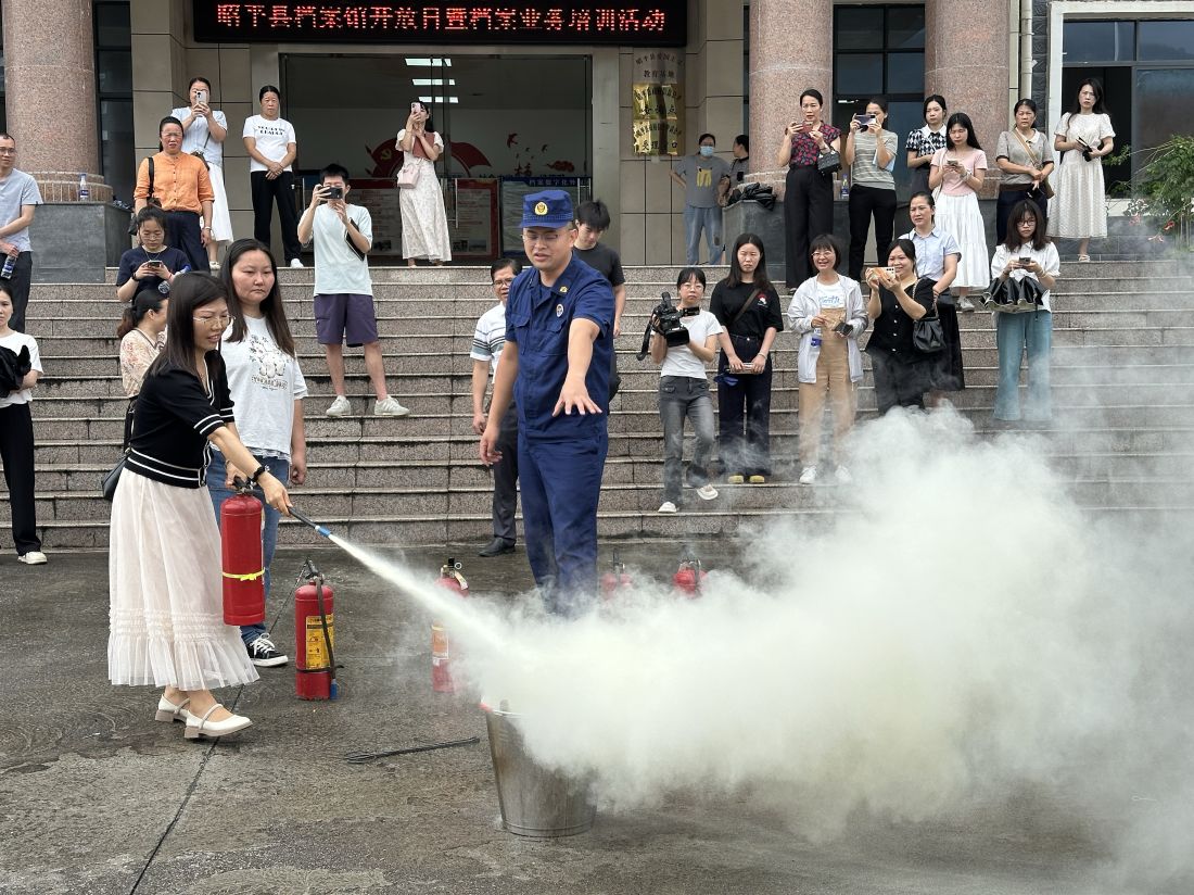 1.参训人员在消防教官指导下使用灭火器扑灭火源.jpg