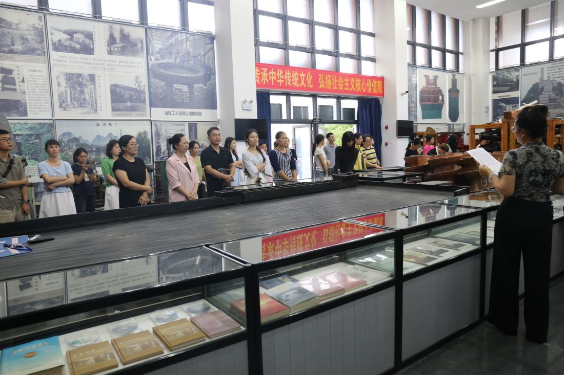 图为活动人员正在参观场馆现场.jpg