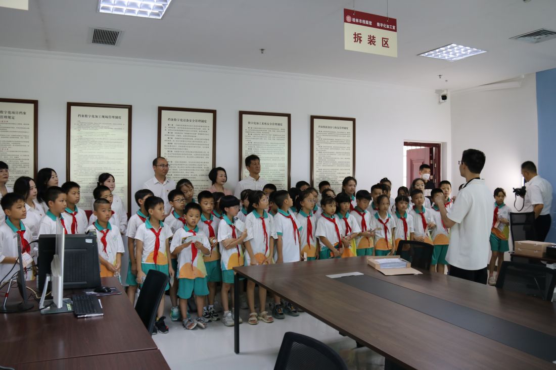 工作人员向师生们演示档案数字化加工.JPG
