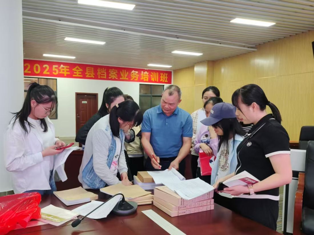 与学员交流研讨.jpg