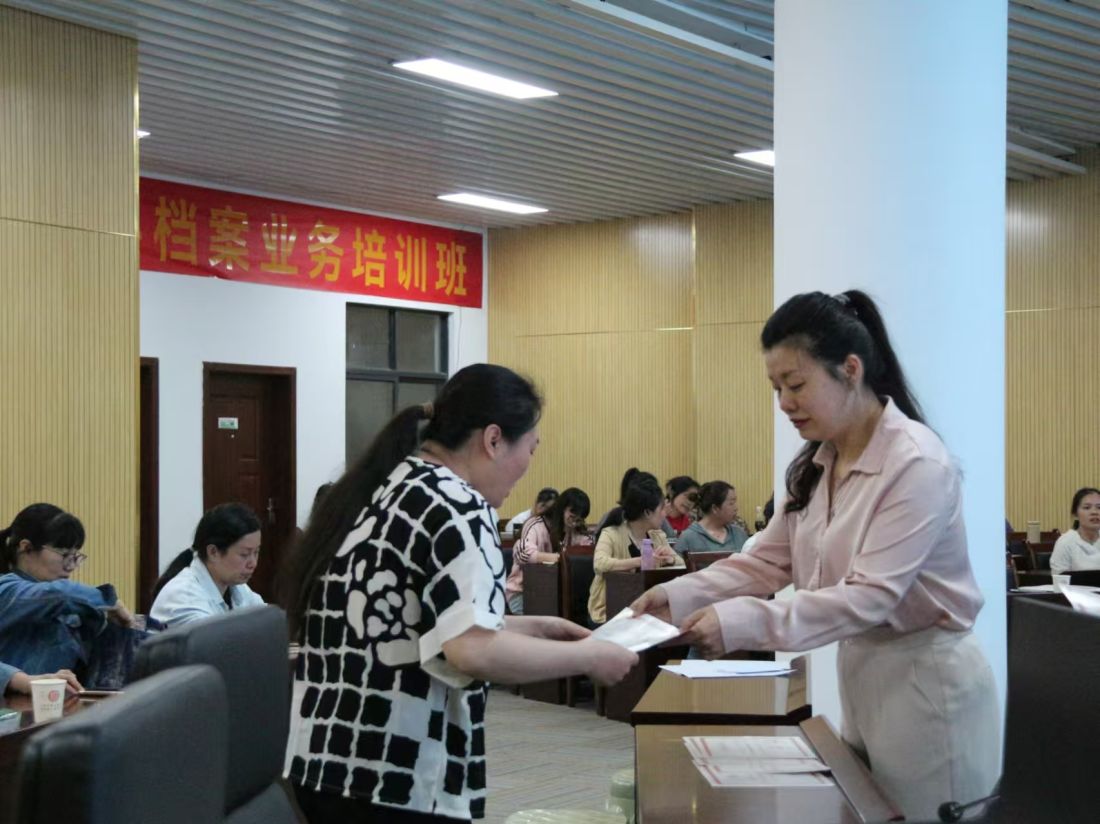 档案馆馆长为学员颁发结业证书.jpg
