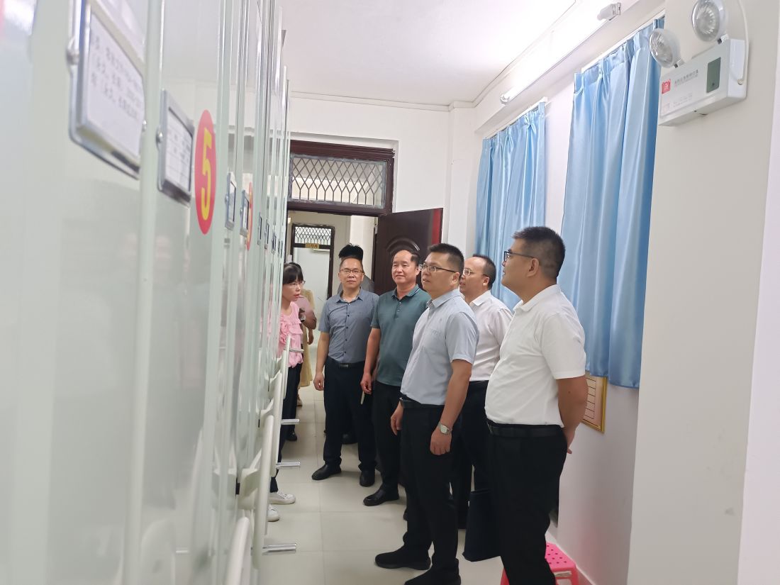 图为检查组实地查看旧馆库房档案接收保管情况。.jpg