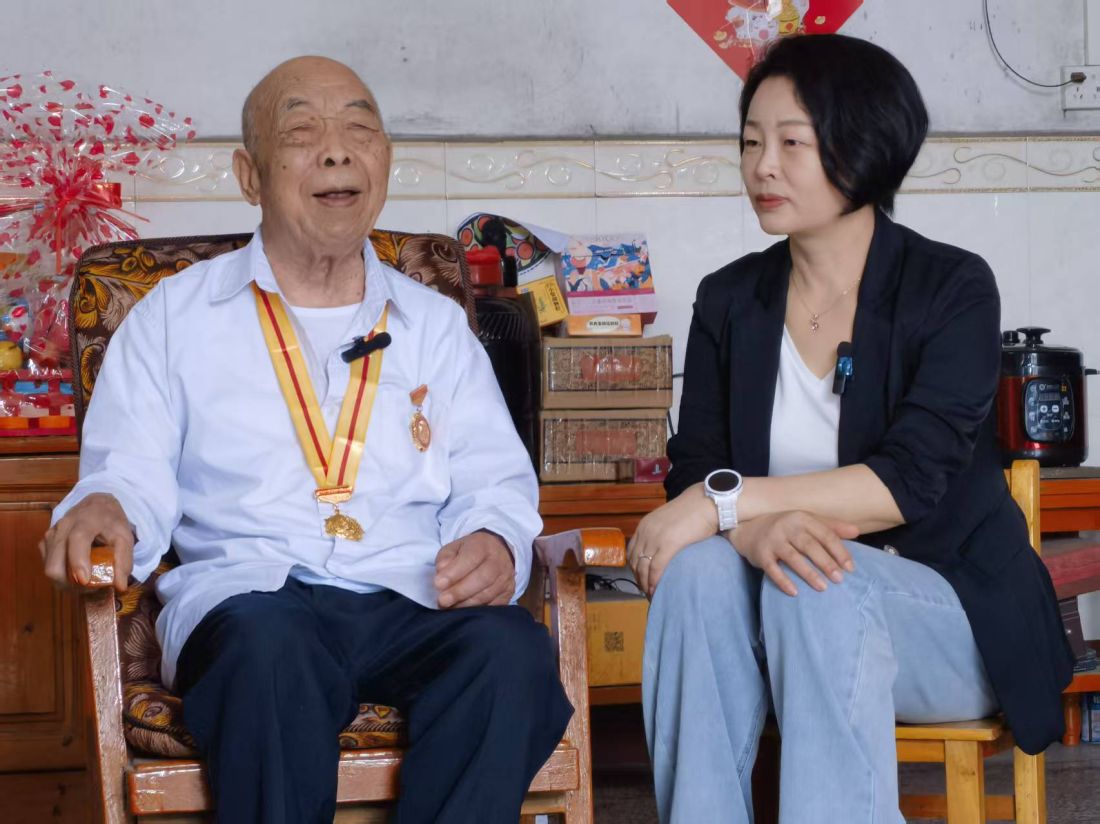 桂林市档案馆馆长李南海带队前往抗战老兵张建华家中进行采访.jpg