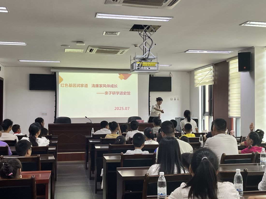 图为贾茹老师作家庭教育知识讲座.jpg