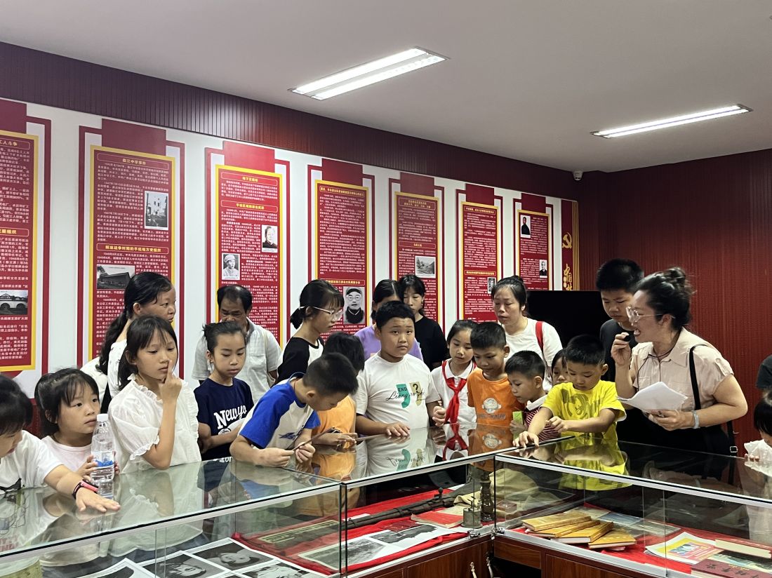 图为讲解员为家长和孩子们讲解平桂百年党史.jpg