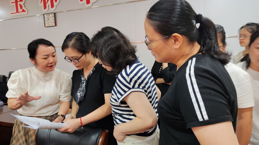 图为互动实操环节，面对对交流答疑.jpg
