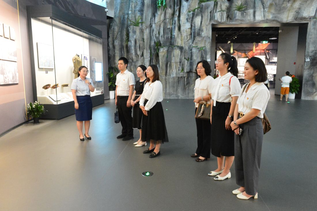 3.参观飞虎队常设展览开展爱国主义及革命传统教育.JPG