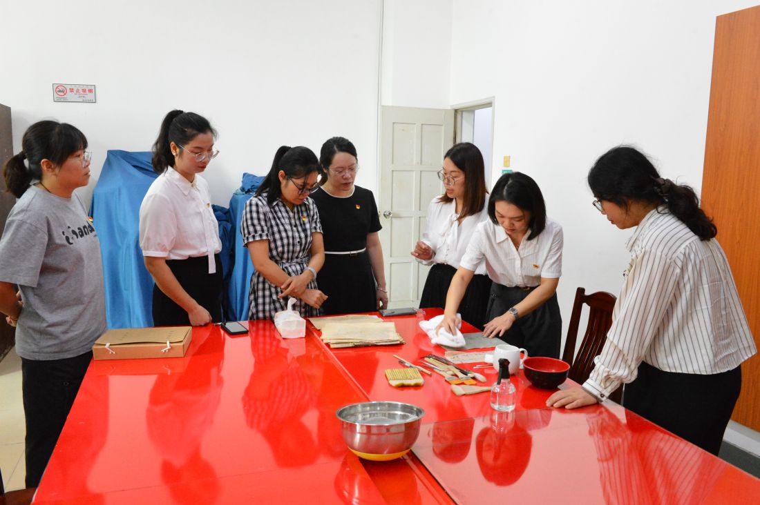 2.共同探讨水泡粘连档案修复方案并进行实操演示.JPG