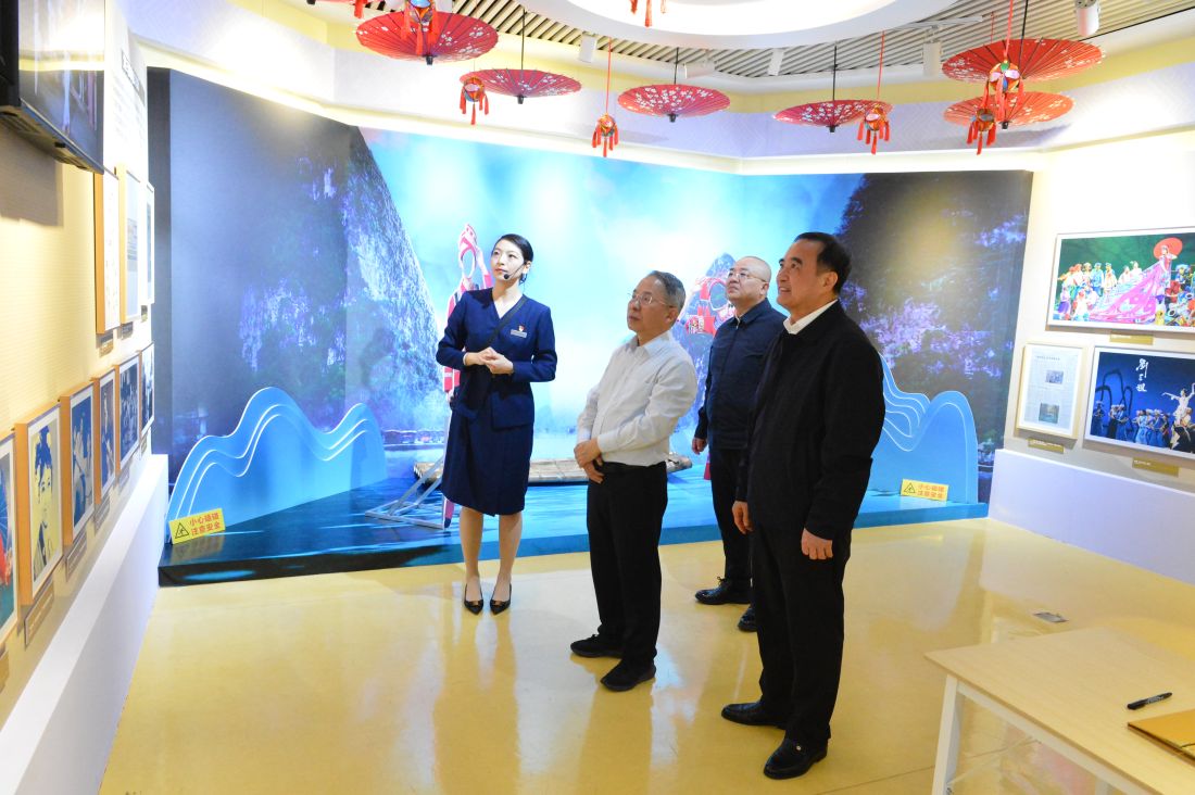 国家档案局副局长林振义参观《“民族瑰宝 千年记忆”——刘三姐文化档案展》.JPG