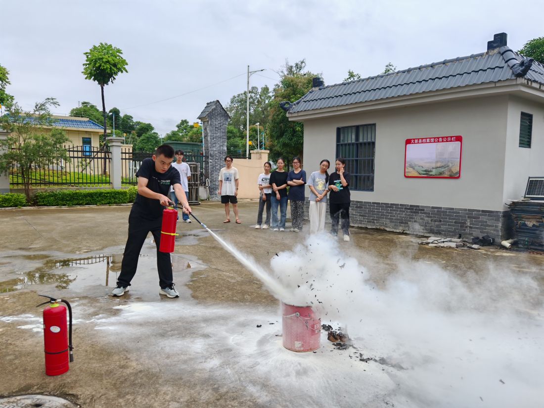 8-2025年8月1日大新县档案馆组织暑假假期“返家乡”社会实践大学生开展干粉灭火器灭火操作演练，普及消防知识。赵锋敏摄.jpg