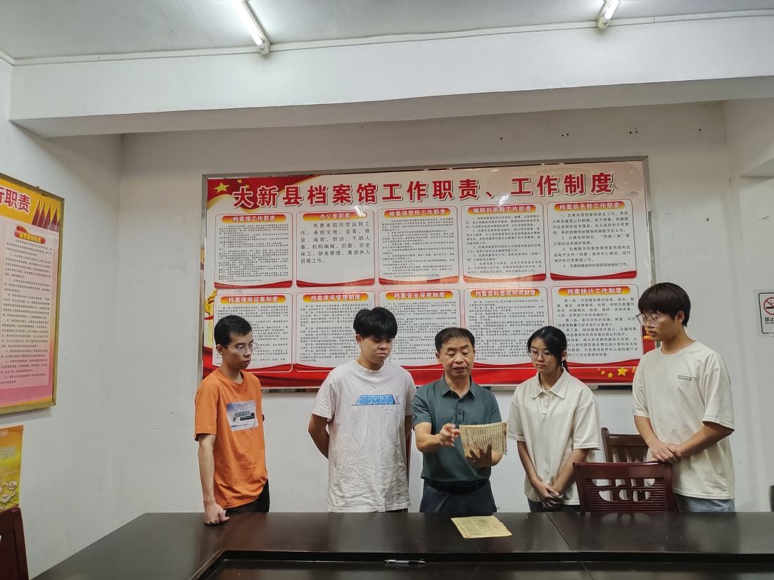 3-2024年7月23日大新县档案馆收集保管股股长赵锋敏（右三）给暑假“返家乡”社会实践大学生讲授什么是档案、档案价值鉴定、档案整理等方面知识。黄贵珍摄.jpg