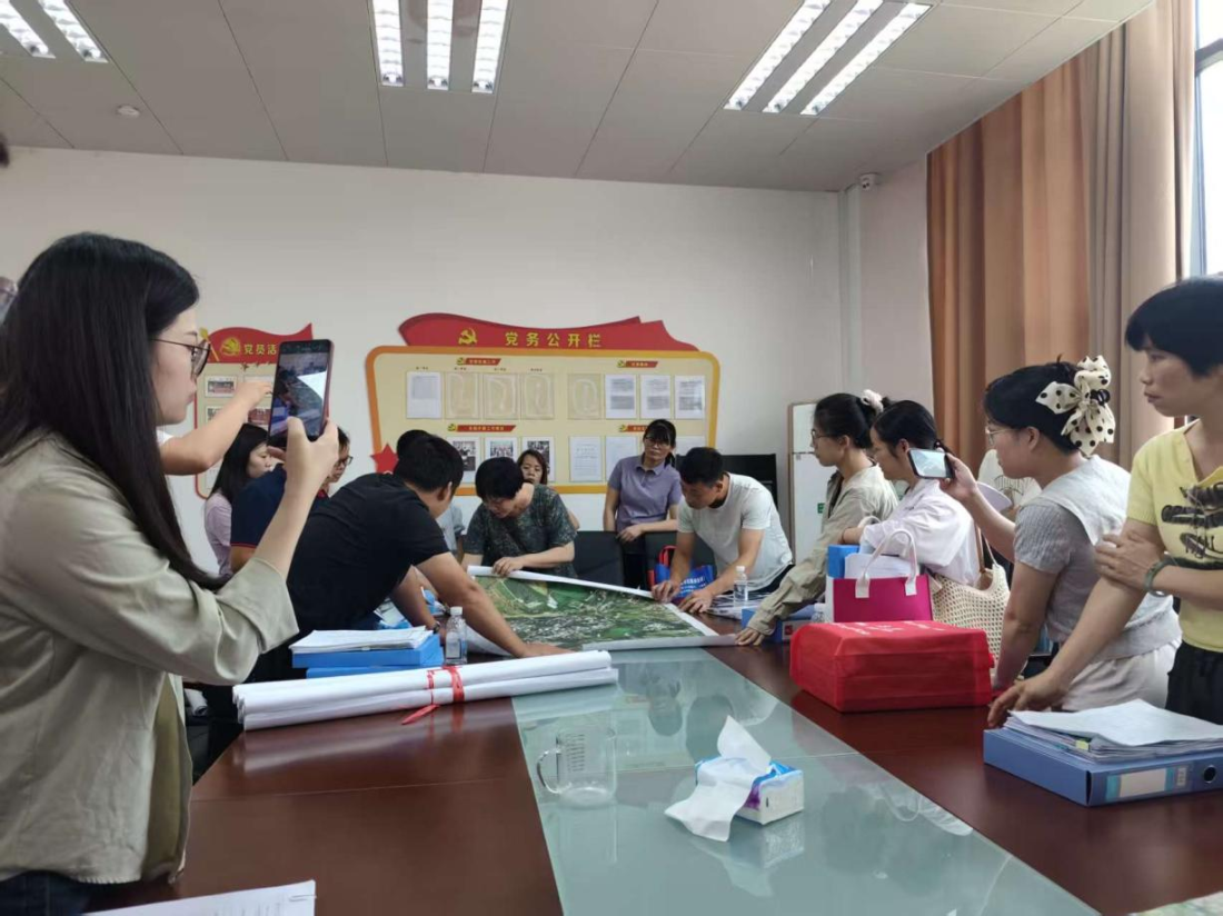 档案馆业务人员现场演示土地延包图纸“手风琴”式折叠法.png