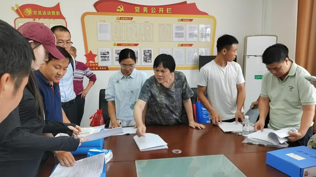 档案馆业务人员现场指导各镇实操整理土地延包档案.png