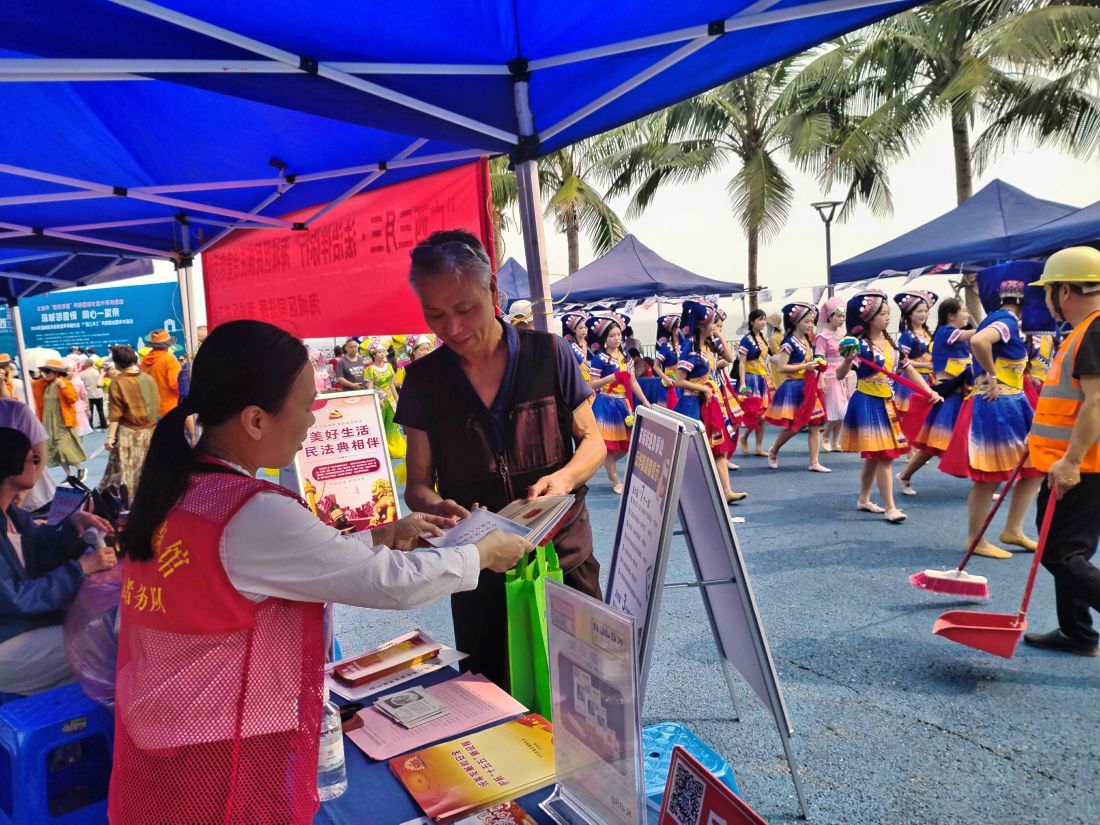 市档案馆志愿者向群众宣传《中华人民共和国档案法》.jpg