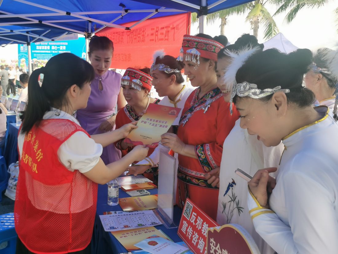 市档案馆志愿者向群众宣传国家安全知识.jpg