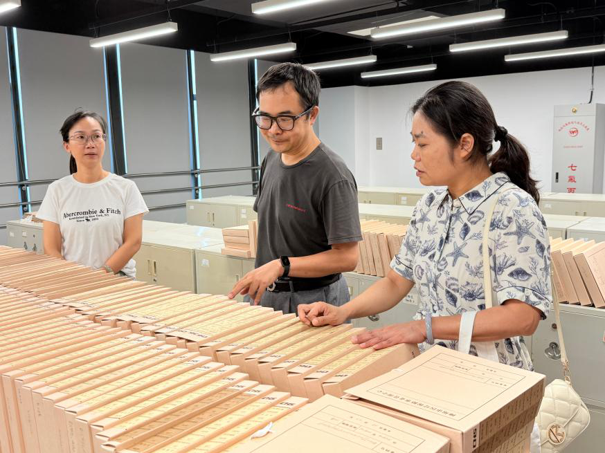 图2市档案馆业务人员实地查看医保档案整理情况.png