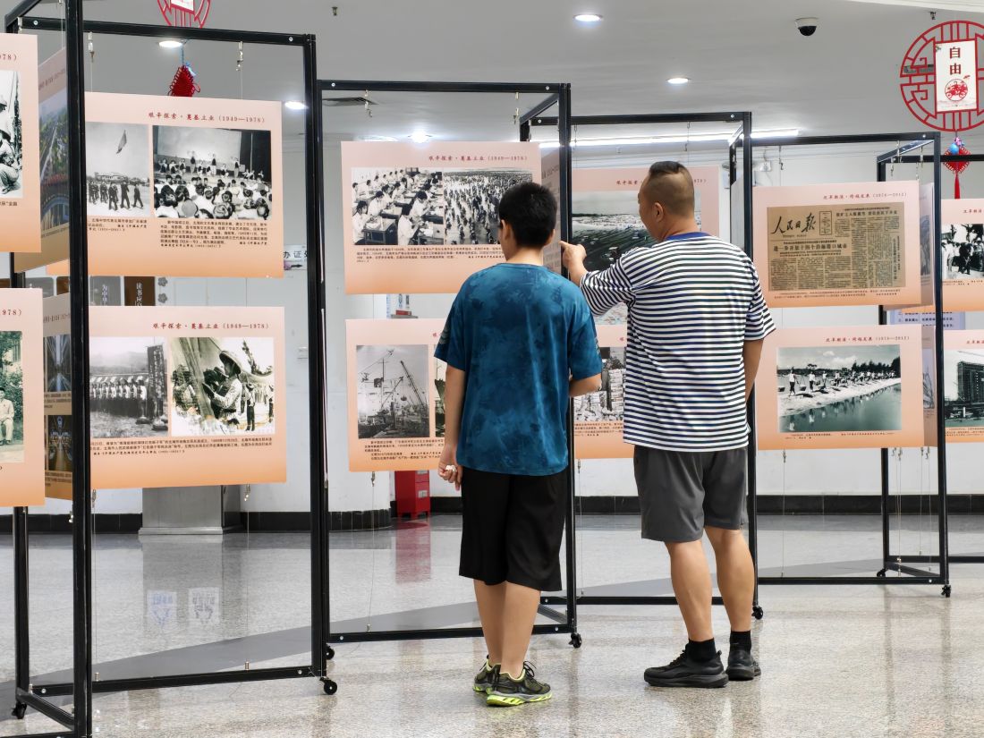 观展照片2.jpg