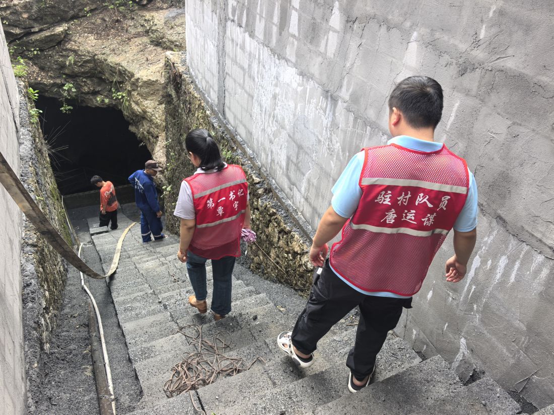 3.图为施工中期进入溶洞查看工程进度.jpg