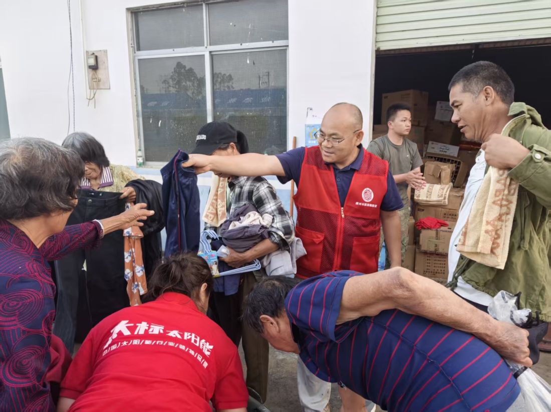 在云表应急救灾群众安置点为受灾群众分发爱心人士捐赠的衣物.jpg