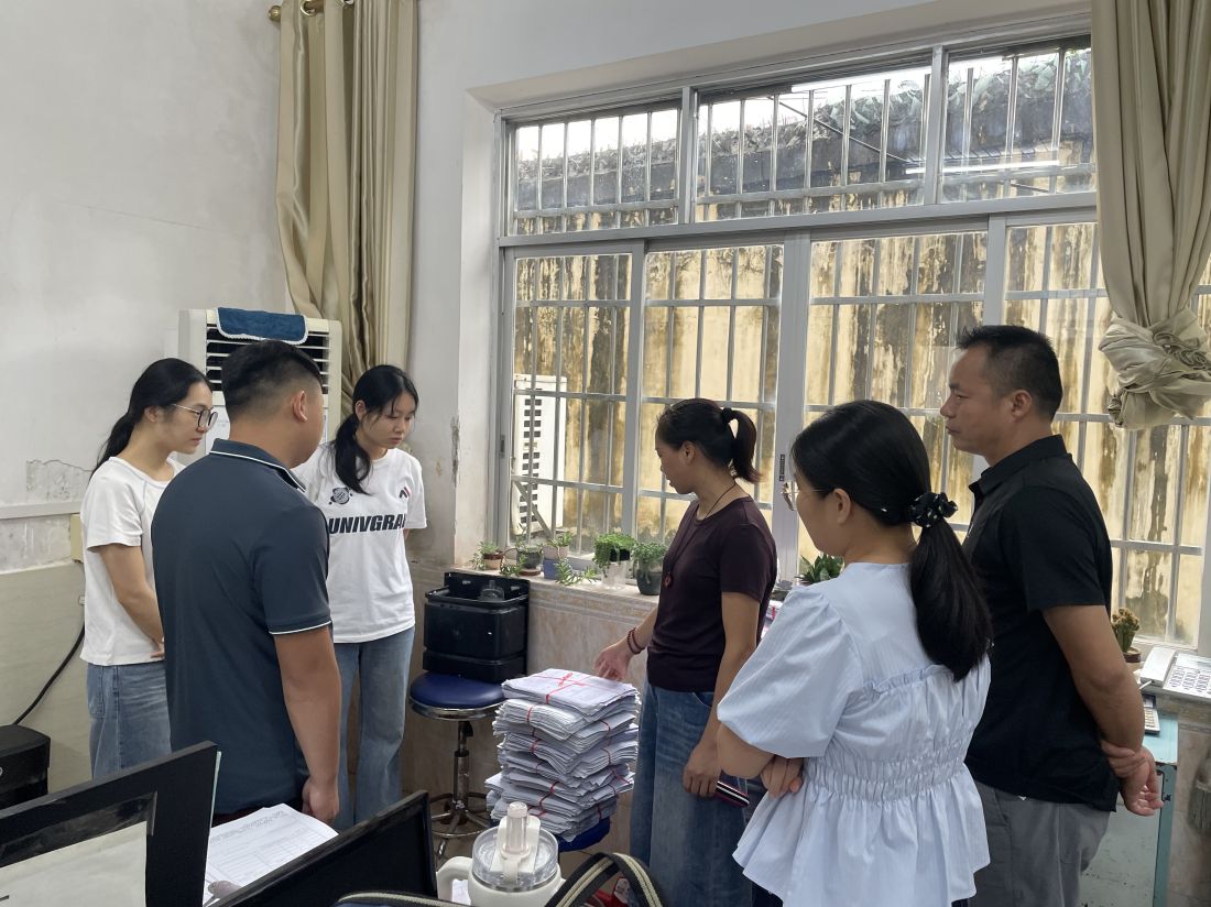 图为宾阳县档案部门党员干部在宾州镇便民服务中心实地查看各类档案资料受潮情况.jpg