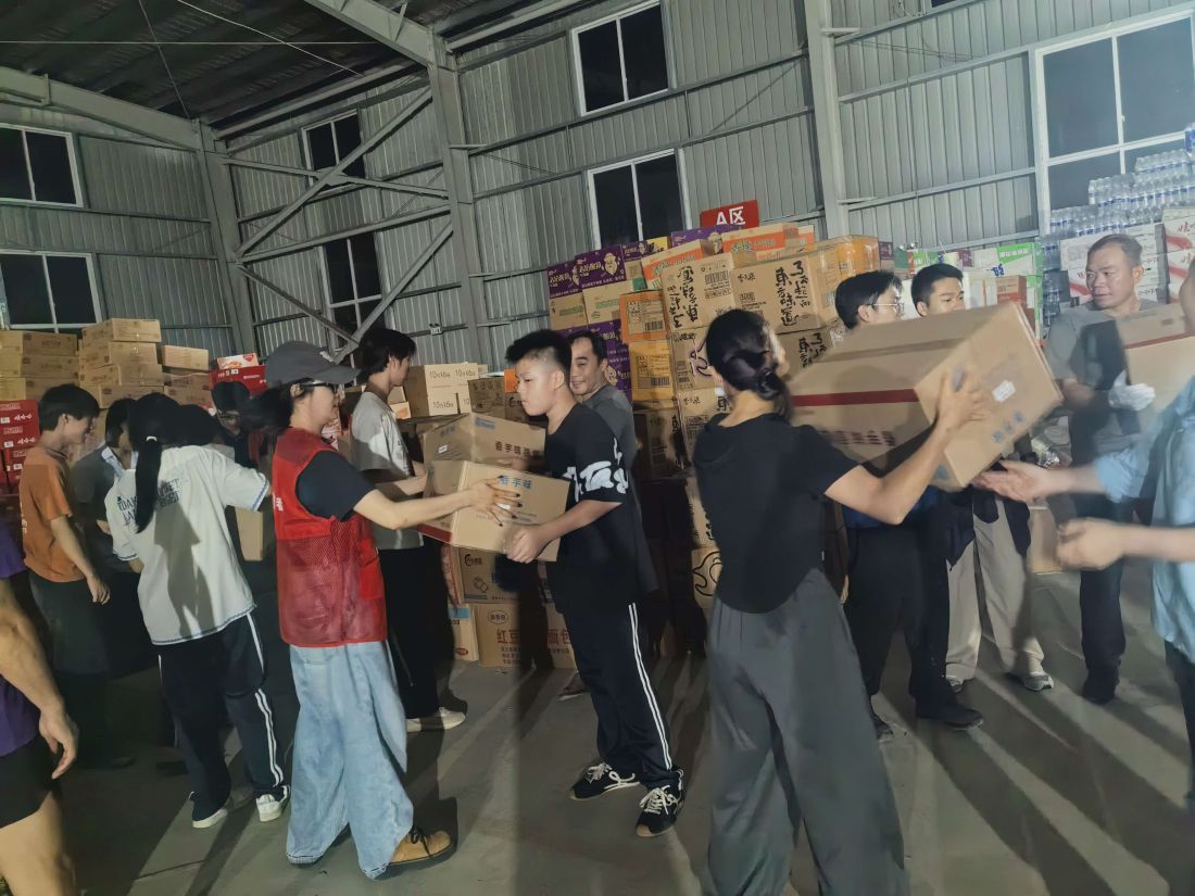 在校椅极萃园救灾物资接收点搬运物资.jpg